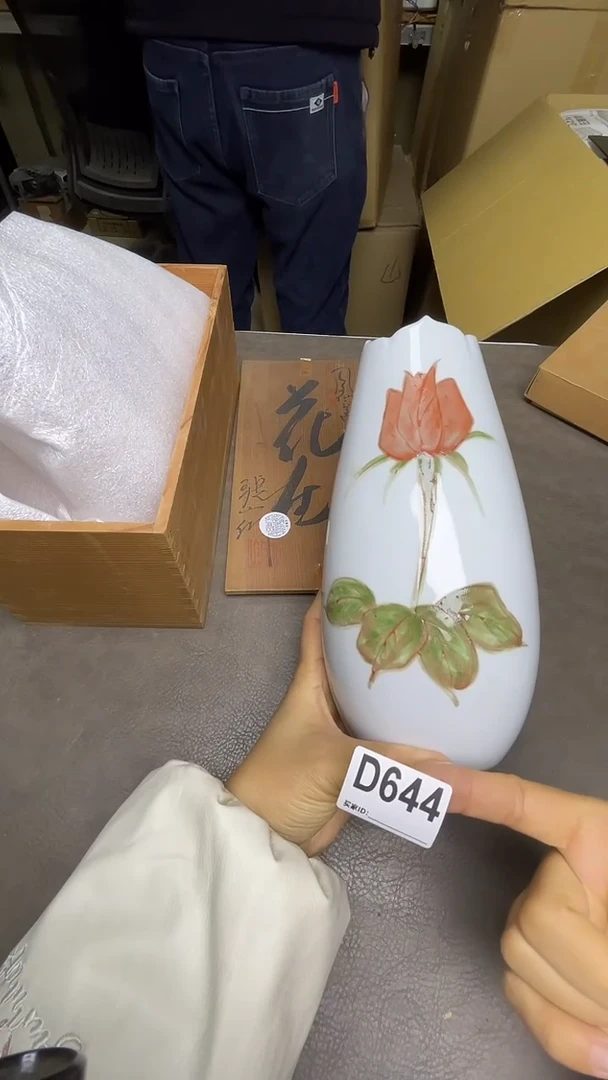 瓷片默认微瑕，谨慎参拍D644花瓶