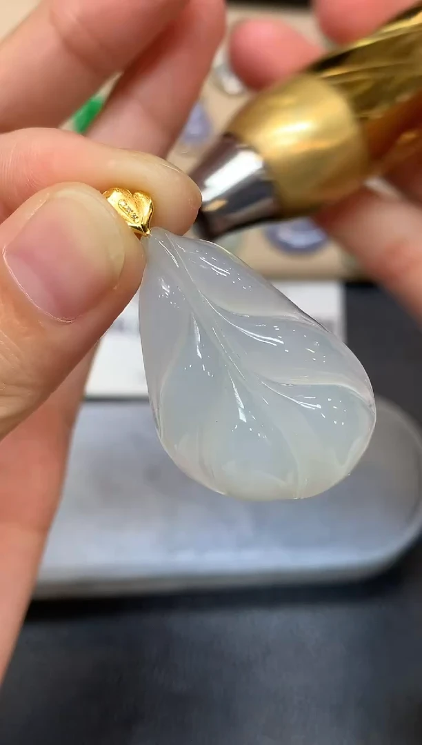 颈饰18K金镶嵌翡翠树叶【无服务费