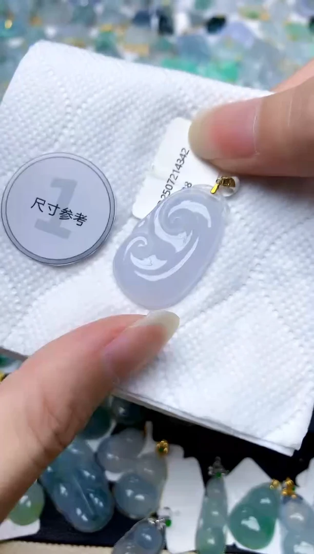 颈饰18K金镶嵌翡翠天然A货翡翠