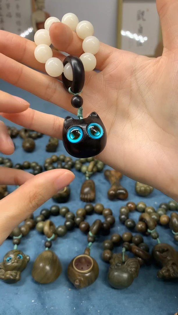 【闪购商品】白玉菩提吊坠紫光檀 大猫头 蓝眼睛