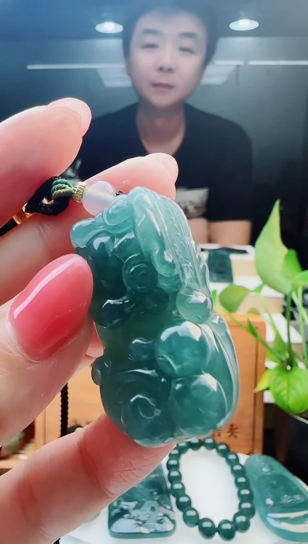 翡翠未镶嵌颈饰多样性发货其中一件