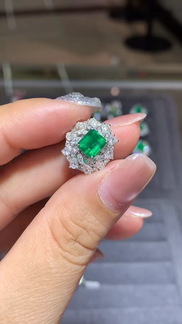 18K金镶嵌戒指祖母绿1.15CT