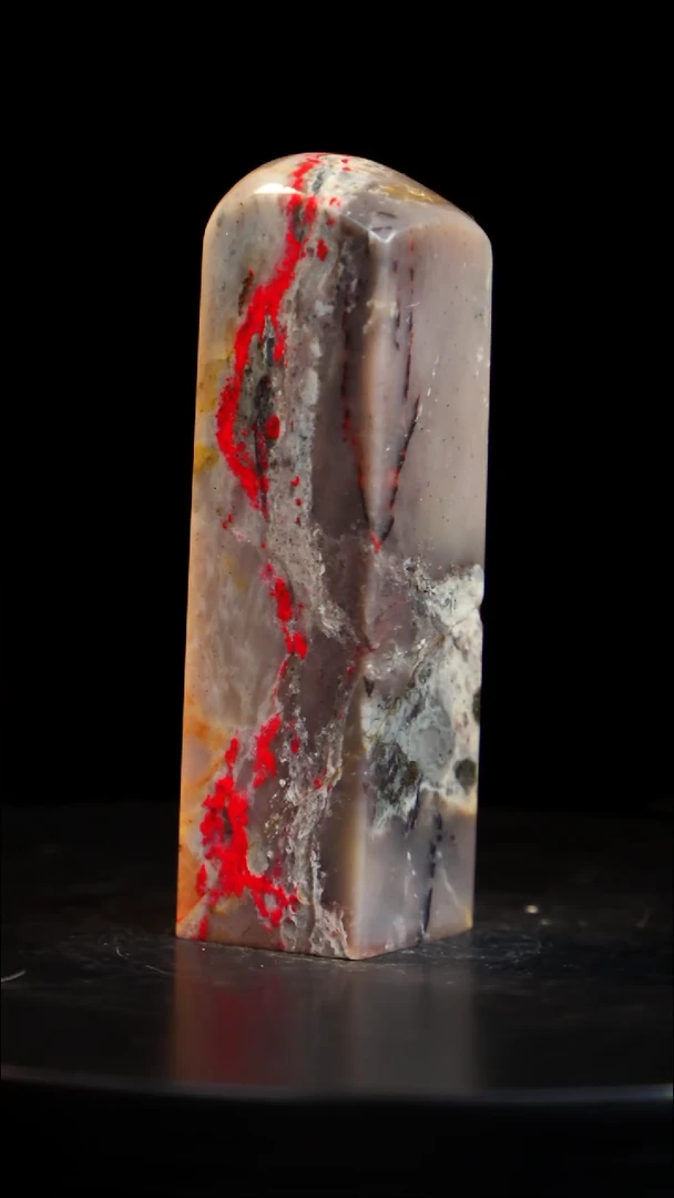 昌化石牛角冻鸡血石