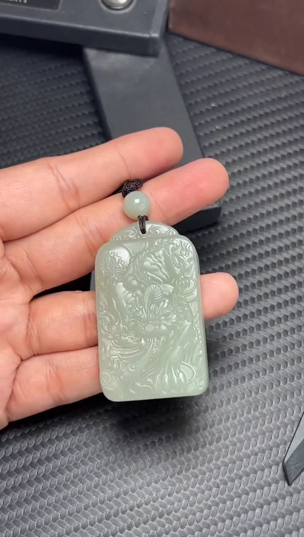 吊坠(赠链)未镶嵌和田玉且末微色差近矿吊坠