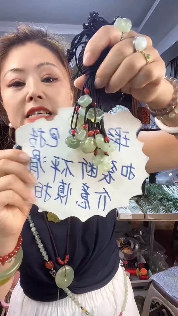 蛇纹石玉未镶嵌锁多样性发货其中之一