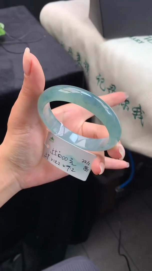 【闪购商品】翡翠手镯未镶嵌女神节#送礼#，下单联系客服核对地址~