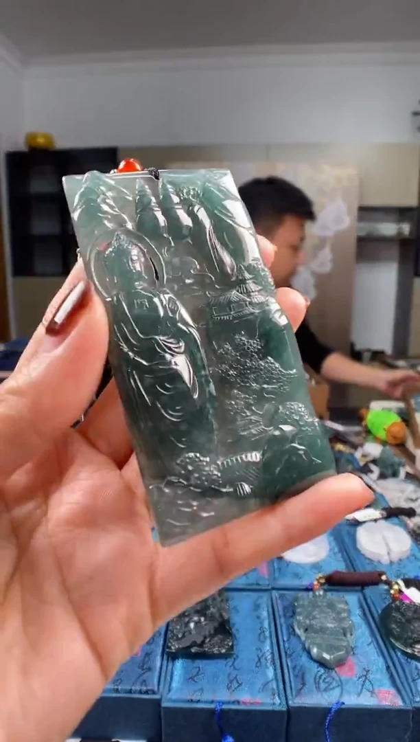 颈饰未镶嵌翡翠 多样性发其一