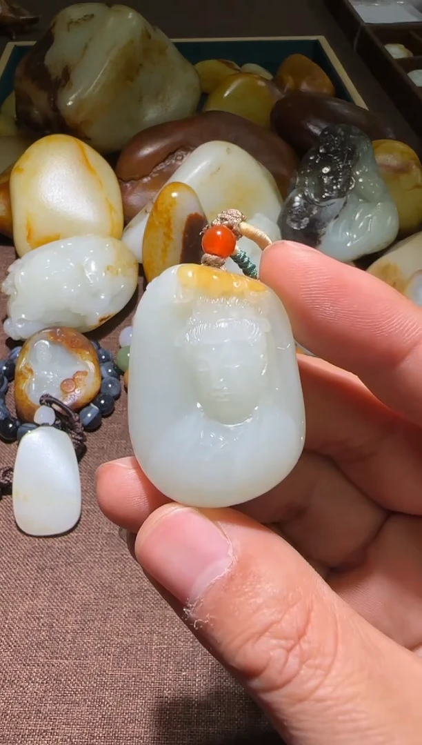 颈饰未镶嵌和田玉观音，仅手上观音