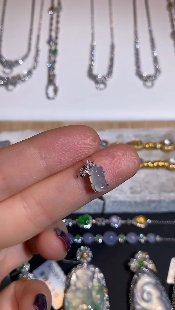 颈饰18K金镶嵌翡翠吊坠