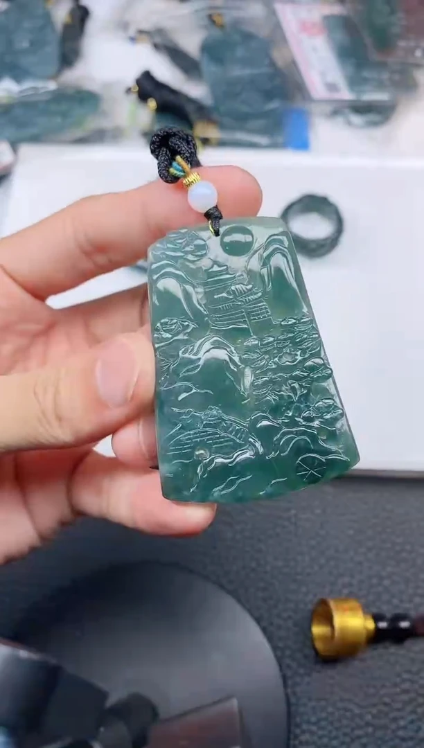 颈饰未镶嵌翡翠