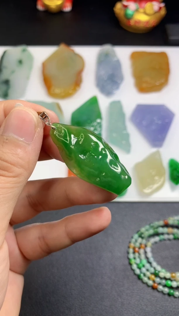 颈饰未镶嵌翡翠