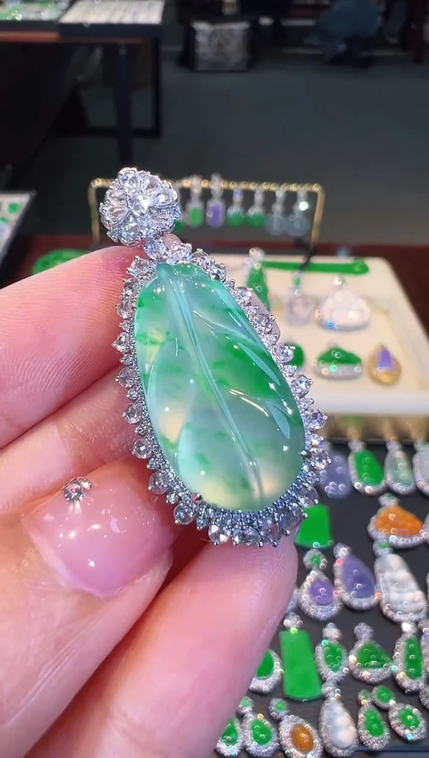 【闪购商品】翡翠吊坠(不含链)18K金镶嵌翡翠