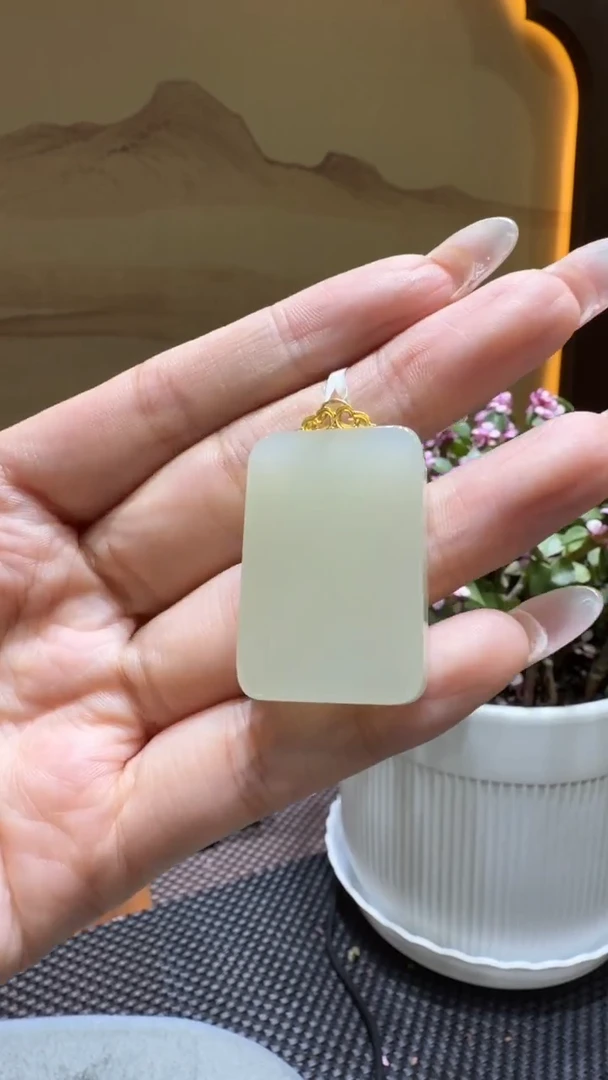 颈饰18K金镶嵌和田玉?**?挂件