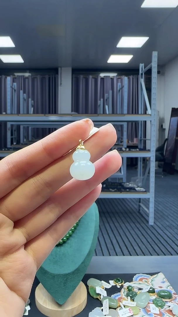 18K金镶嵌和田玉挂件1