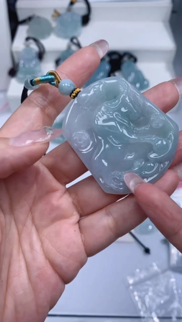 颈饰未镶嵌翡翠吊坠牛