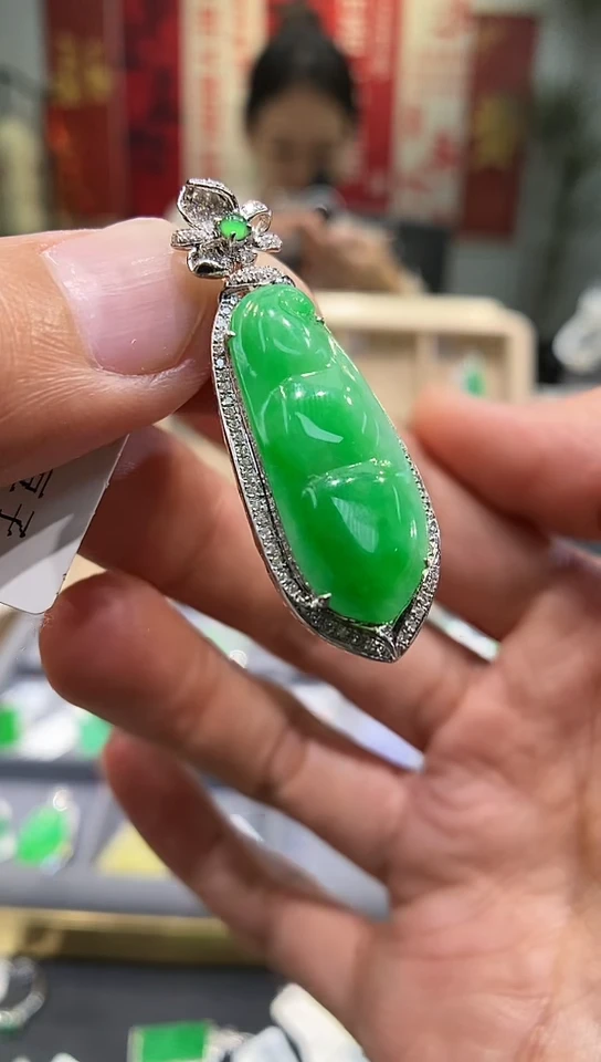 【闪购商品】翡翠吊坠(不含链)18K金镶嵌豆子
