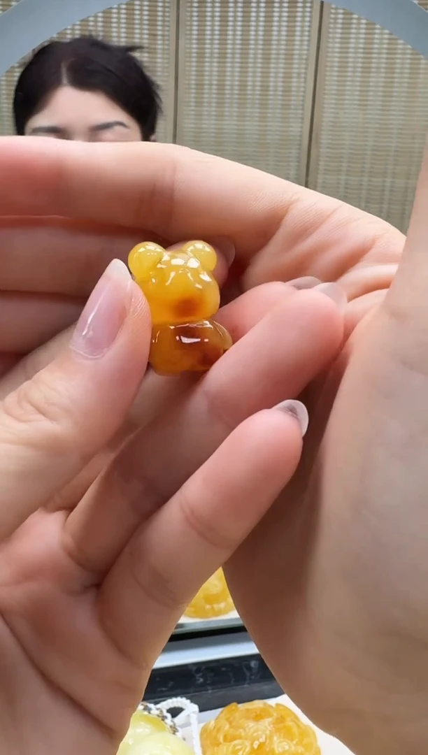 未镶嵌颈饰琥珀如图