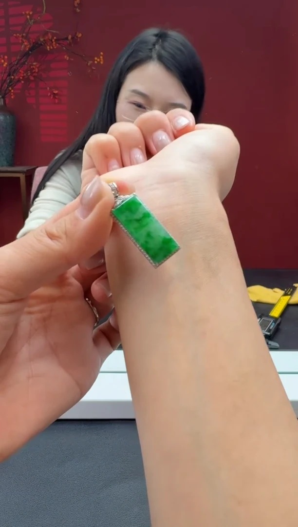 颈饰18K金镶嵌翡翠无事牌