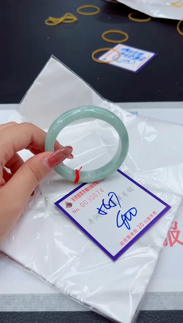 翡翠手镯未镶嵌1
