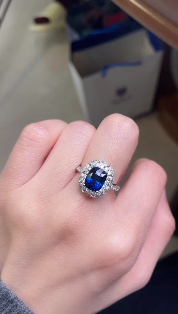 【闪购商品】蓝宝石戒指18K金镶嵌皇家蓝主石：2.57ct
