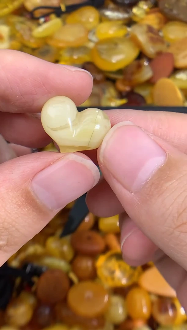 蜜蜡未镶嵌珠宝奇石1