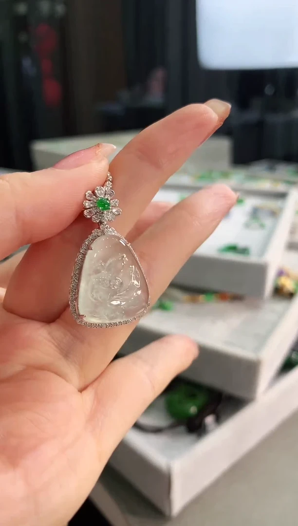 【闪购商品】翡翠吊坠(不含链)18K金镶嵌吊坠