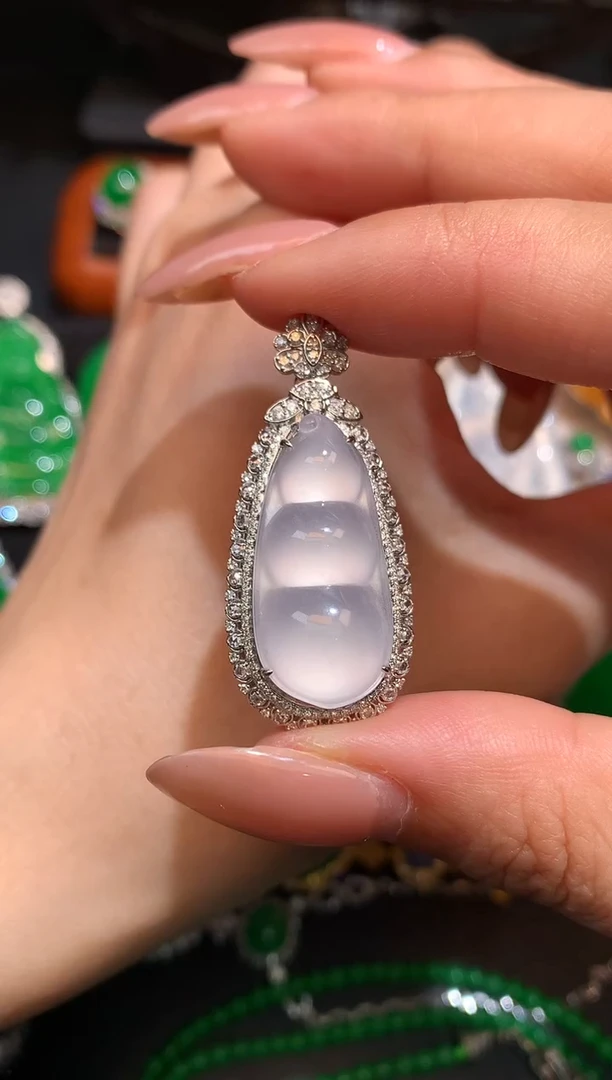 颈饰18K金镶嵌翡翠豆子