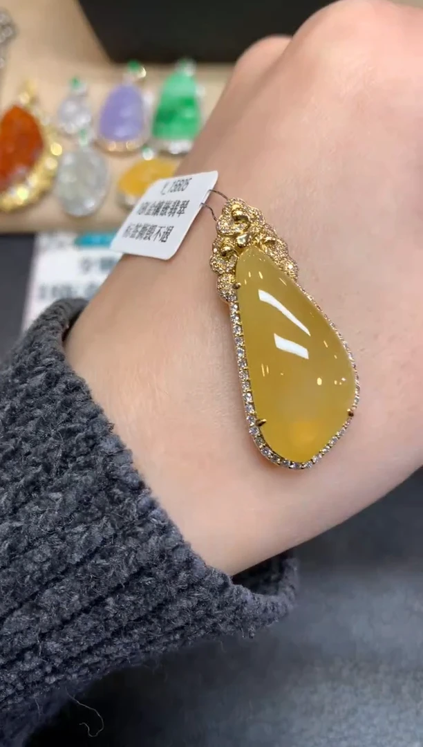 【闪购商品】翡翠颈饰18K金镶嵌福瓜【无服务费】