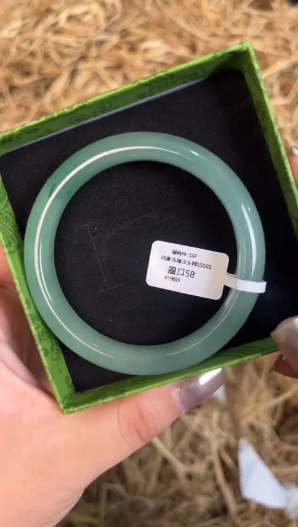 未镶嵌手镯石英质玉编号M-332