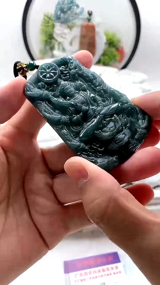 翡翠未镶嵌颈饰虚空藏