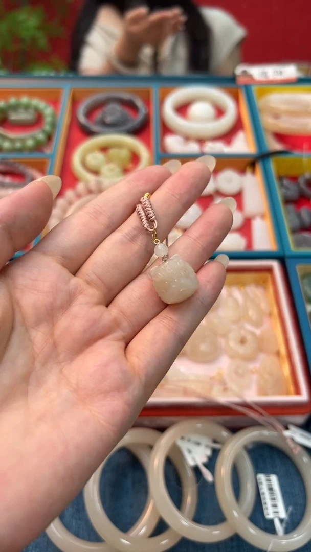 和田玉未镶嵌颈饰藕粉精雕醒狮16mm