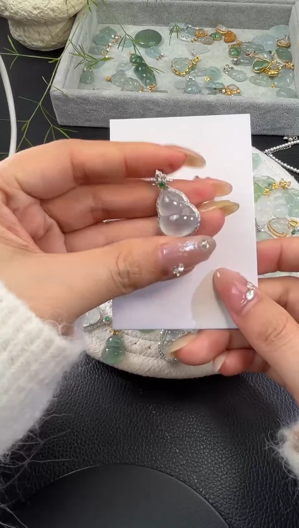 颈饰18K金镶嵌翡翠源头直播间