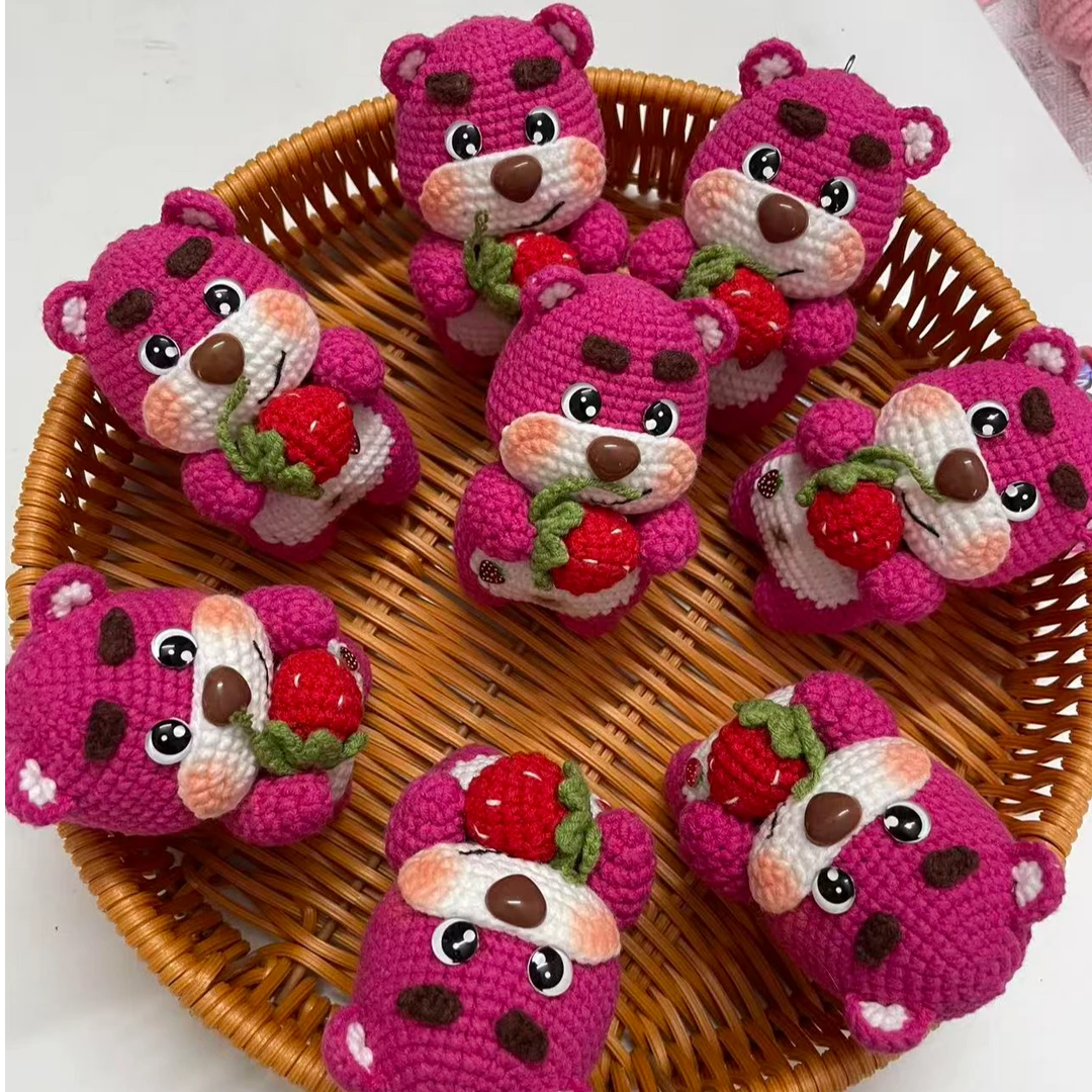 手工钩织diy草莓熊玩偶钥匙扣可作包挂装饰品生日礼物  摆件挂件