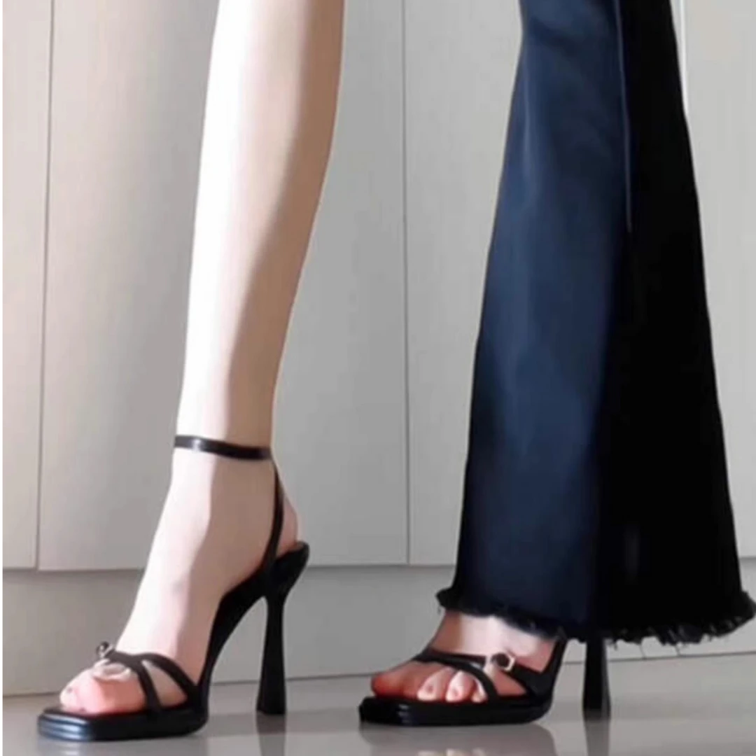 肯豆感！2025年新款夏季黑色方头细带一字高跟凉鞋漆皮百搭高跟鞋
