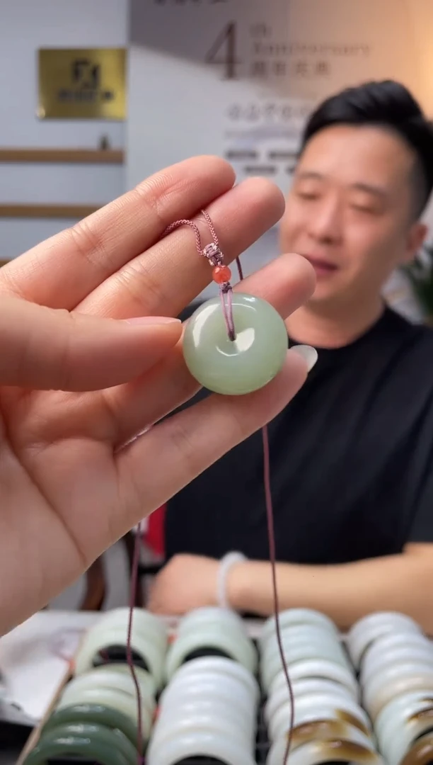 和田玉未镶嵌颈饰粉绿平安扣吊坠随机发一件