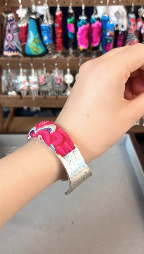 彩云南阁非遗老绣饰品167