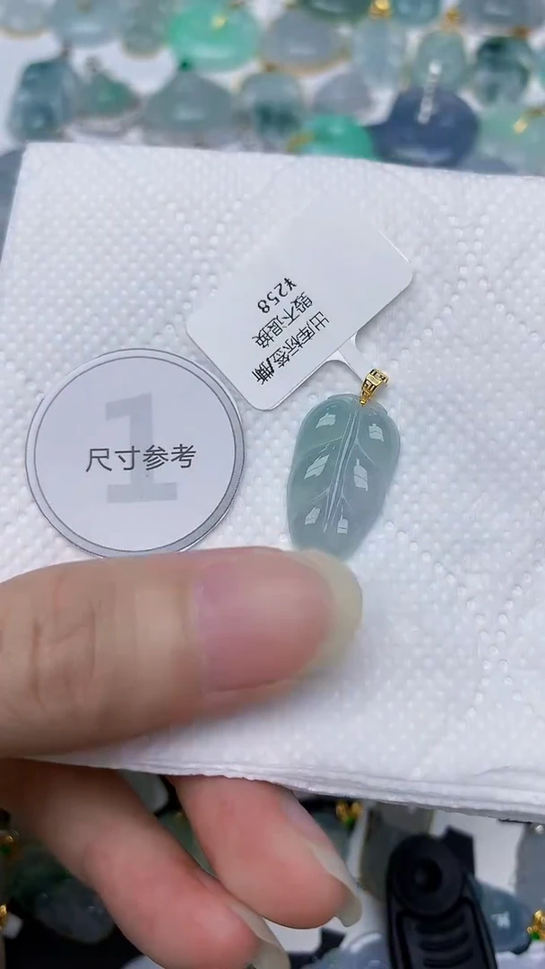 颈饰18K金镶嵌翡翠天然A货翡翠