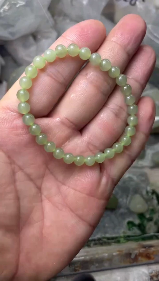 和田玉未镶嵌颈饰.