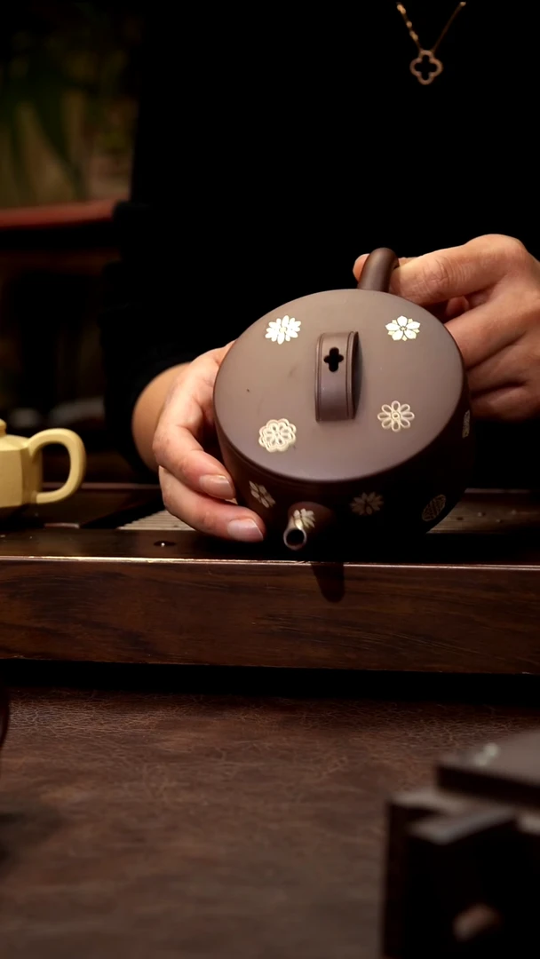 茶壶紫砂紫泥描银汉瓦200cc左右