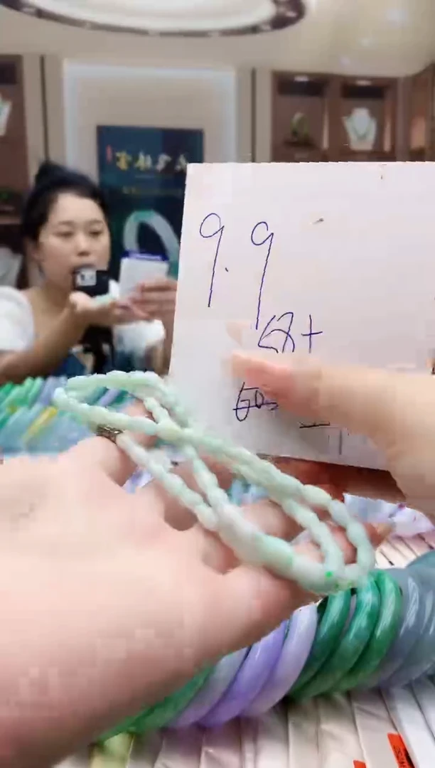 翡翠未镶嵌颈饰美***望多样性发其一