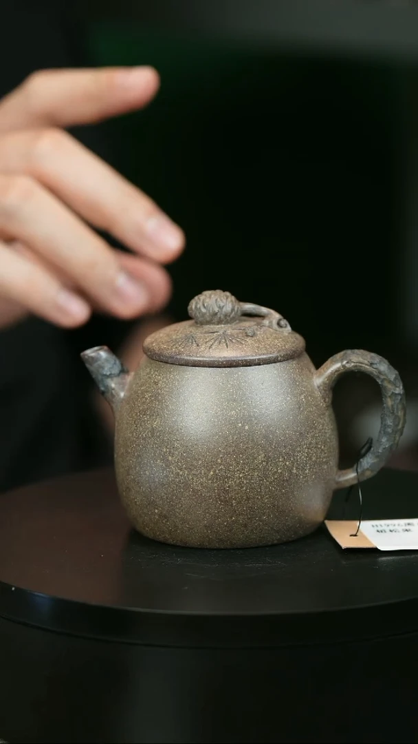 茶壶紫砂钟**事H1996周卓琴段泥树桩松果