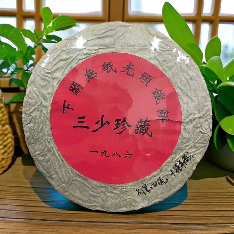 80年代下关无纸光头铁饼357克生茶