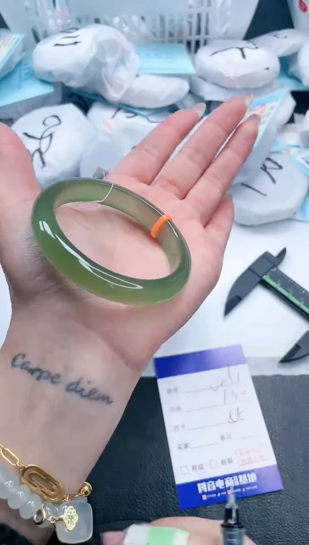 【闪购商品】石英质玉手镯未镶嵌22V251-55