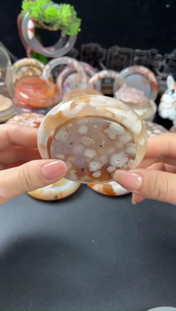 未镶嵌手镯（圆镯）石英质玉56.4