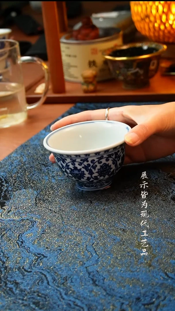 景德镇陶瓷缠枝莲压手杯