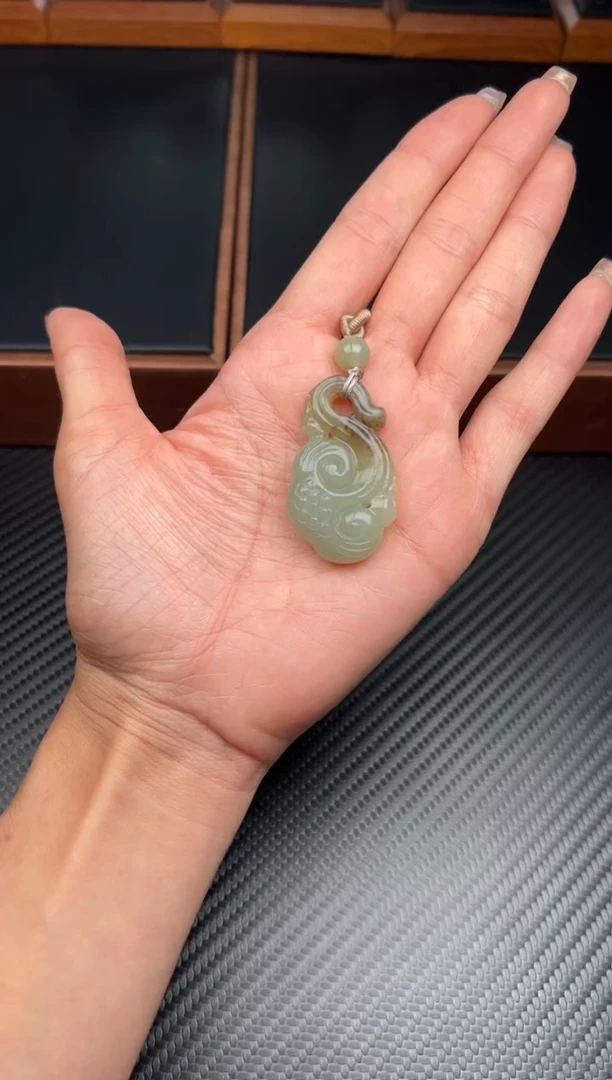 吊坠(赠链)未镶嵌和田玉且末微色差近矿吊坠