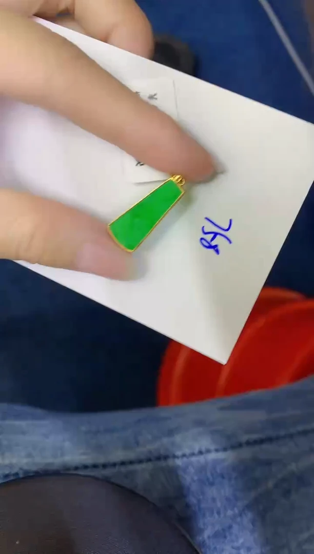 颈饰18K金镶嵌翡翠缅甸天然翡翠A货