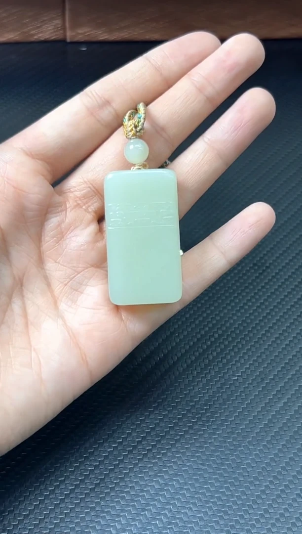 吊坠(赠链)未镶嵌和田玉且末微色差迪克兰一细吊坠