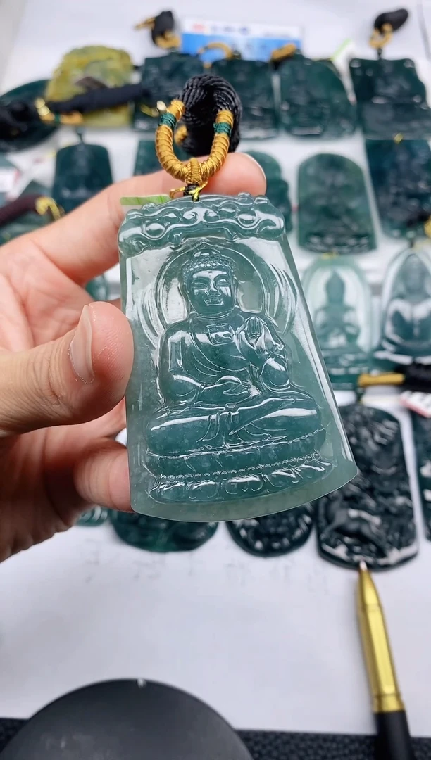 颈饰未镶嵌翡翠