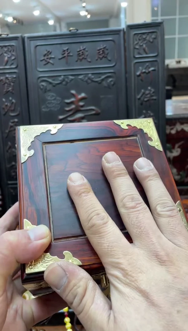 【闪购商品】木红刻字子手串带花梨木侧翻盒